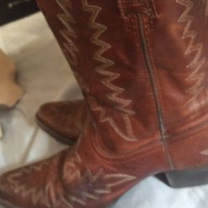Ariat Size 3.5 big boys boots in excellent cond.